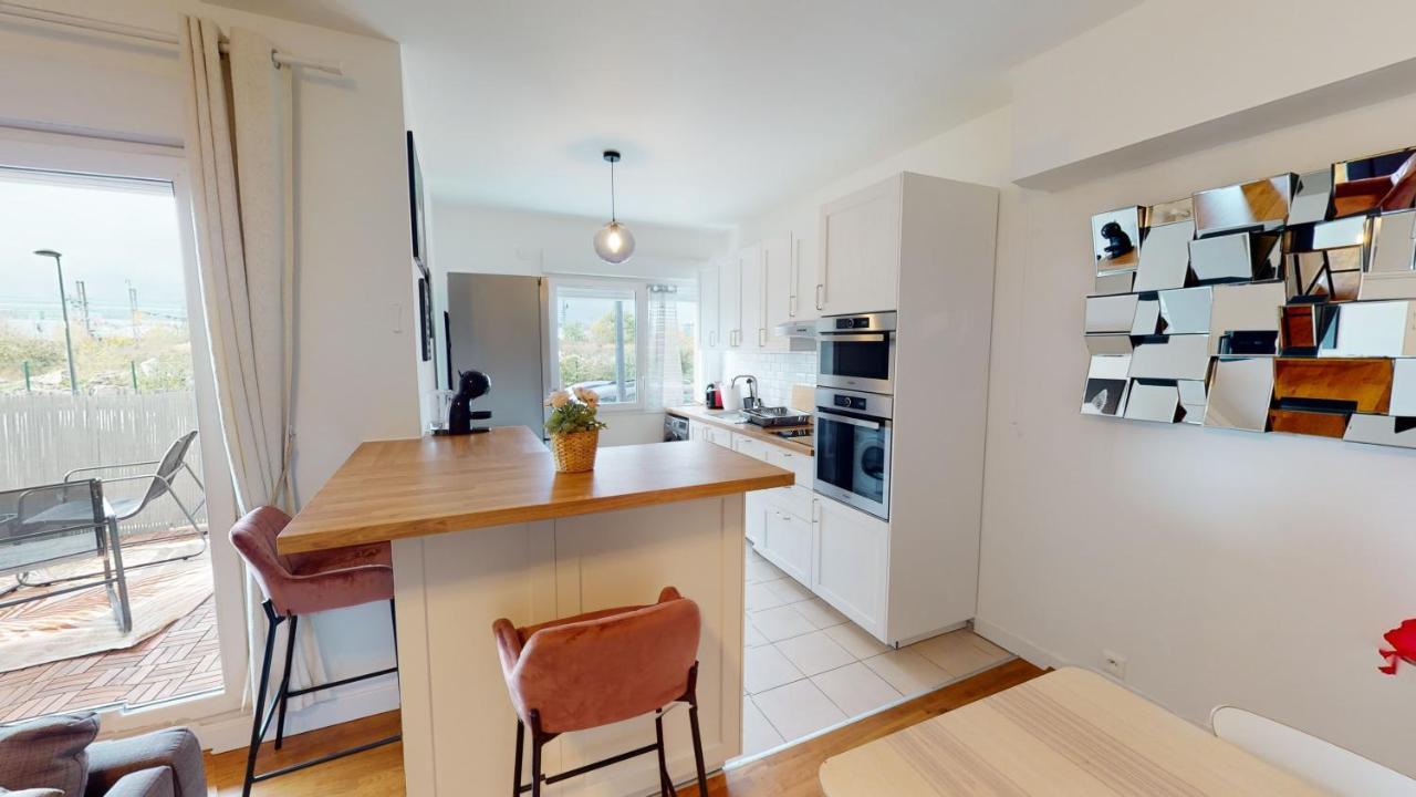 Live Like A Local Stylish 2Br With Balcony & Parking Apartment Saint-Denis  Ngoại thất bức ảnh